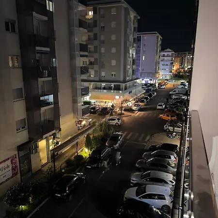 Thousand Roses Apartment