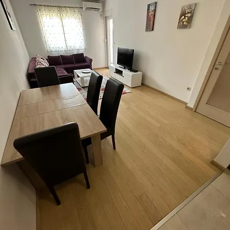 Thousand Roses Apartment