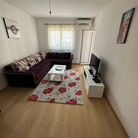 Thousand Roses Apartment
